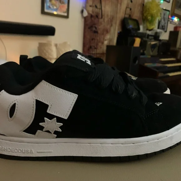 DC skater shoes pretty much brand new no scratches or scuffs youll love em - Picture 2 of 4